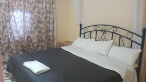 NileBnb-1 minute to The Hangout Furnished Kitchen, Parking and Private Patio